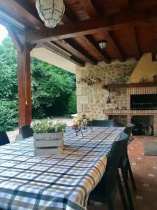 stół z niebiesko-białą szachownicą w obiekcie Caserio Arrigorri excelente ubicación jardín con barbacoa 14 plazas w mieście Murguía