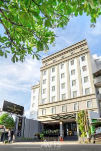 un gran edificio blanco frente a una calle en Grand Kangen Hotel Urip Sumoharjo en Yogyakarta