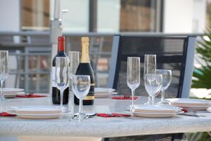 una mesa con copas y botellas de vino. en Exclusieve Villa met zeezicht en privézwembad in Atalaia, en Lourinhã 26 fotos más