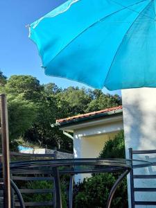 um guarda-chuva azul sentado em cima de uma mesa em Alojamento Local Madre de Cima em Vinhais