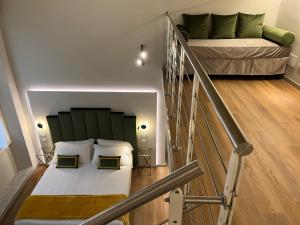 um pequeno quarto com uma cama e uma escada em Corte dei Sogni Boutique Hotel & spa em Florença