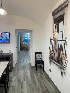 ein Wohnzimmer mit einer Treppe und einer Wand in der Unterkunft Casa Sania in Neapel