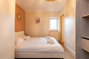 1 dormitorio con 1 cama con 2 toallas en DIFY Grillet - Cordeliers, en Lyon