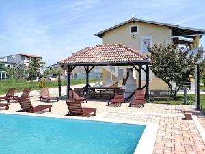 una piscina con sillas y un cenador junto a una casa en Apartment in Privlaka near Sandy Beaches, en Privlaka