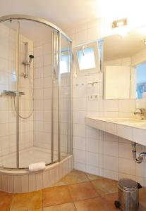 y baño con ducha y lavamanos. en Landgasthaus Ziegelscheune, en Krippen