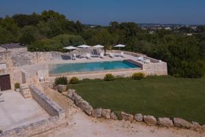 una imagen de una piscina en una casa en HelloAPULIA - Panoramic Masseria Minetta with private pool, en Cisternino