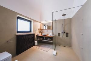 Ein Badezimmer in der Unterkunft HelloAPULIA - Masseria Minetta - Infinity Saltwater Pool & Scenic View