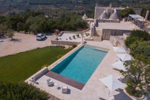 eine Luftaufnahme einer Villa mit Swimmingpool in der Unterkunft HelloAPULIA - Masseria Minetta - Infinity Saltwater Pool & Scenic View in Cisternino
