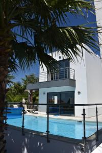 una villa con piscina y una casa en Exclusieve Villa met zeezicht en privézwembad in Atalaia, en Lourinhã