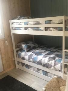 - une chambre avec 2 lits superposés dans l'établissement Chalet "Belle-Etoile" Touraine Anjou avec piscine, à Courcelles-de-Touraine