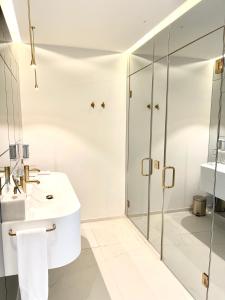 Kúpeľňa v ubytovaní MONDRIAN Luxury Suites & Apartments Market Square IV