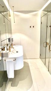 A bathroom at MONDRIAN Luxury Suites & Apartments Market Square IV