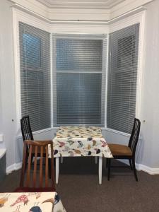 uma mesa e cadeiras num quarto com uma janela em Brafferton Guest House em Hartlepool