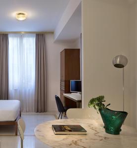 sala de estar con mesa y dormitorio en Corso Novara 5 Design Apartments, en Nápoles