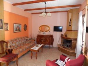 Horizon Blue, Kalamitsi, Lefkas في كالاميتسي: غرفة معيشة مع أريكة ومدفأة