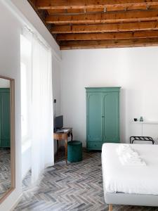 A bed or beds in a room at Residenza Giulio Romano