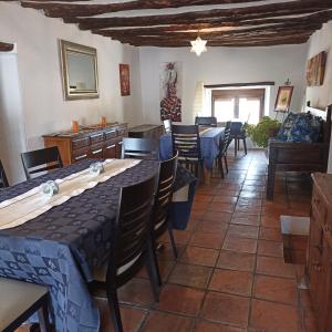 Hotel Casa Pedro Barrera في Almudema: مطعم فيه طاولات وكراسي في الغرفة