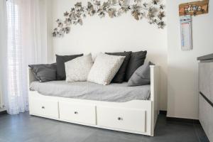 ein weißes Bett mit Kissen auf dem Zimmer in der Unterkunft 021 - Casa Ponente con Terrazzo - CENTRO città, Carruggio e Mare BAIA DEL SILENZIO a 500 m in Sestri Levante