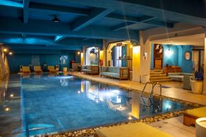 Kolam renang di atau dekat dengan Le Louvre Hotel & Spa