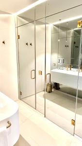 Koupelna v ubytování MONDRIAN Luxury Suites UNESCO Old Town + 37 fotografií