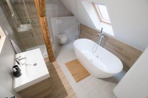 ein Badezimmer mit einer weißen Badewanne und einem Waschbecken in der Unterkunft U Zlaté hvězdy apartmán Broggio in Leitmeritz