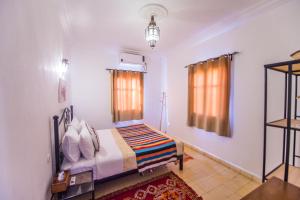 Ένα ή περισσότερα κρεβάτια σε δωμάτιο στο Riad Dar Bab Todra +80 φωτογραφίες