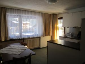 Kuchnia lub aneks kuchenny w obiekcie Haus Krößbacher