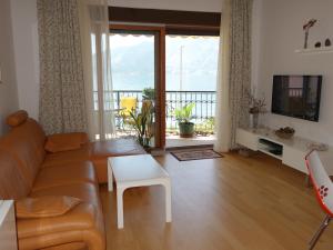 un soggiorno con divano e tavolo di Orahovac Bayview a Kotor (Cattaro)