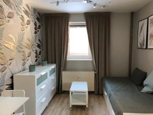 ein kleines Schlafzimmer mit einem Bett und einem Fenster in der Unterkunft Apartmán V Zeleni in Dolní Morava