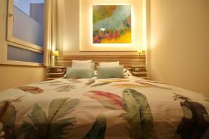 Un dormitorio con una cama grande con hojas. en Beautiful Loft in Tarragona en Tarragona