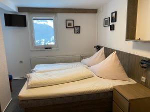 1 dormitorio con 2 camas y ventana en Penzion Logla, en Pec pod Sněžkou