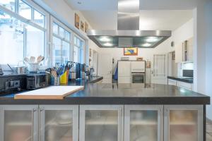 cocina con encimera grande en una habitación en Villa-Husum, en Husum
