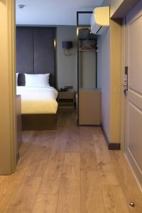 Postel nebo postele na pokoji v ubytování Dilens Bosphorus Hotel