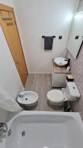 マラガにあるA&N Loft Merced Recently renovatedのバスルーム(トイレ2つ、シンク、バスタブ付)