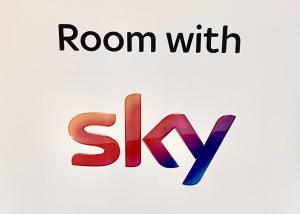 a sign with the words room with skyn at Hotel Verdi in Vicenza