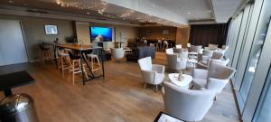 ein Restaurant mit weißen Stühlen und einem Speisesaal in der Unterkunft Hotel Bero in Ostende