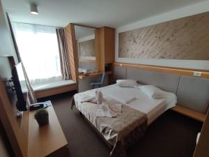 Un pat sau paturi într-o cameră la Complex Hotelier Steaua de Mare - Hotel Delfinul