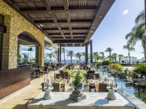 Restaurace v ubytování Olympic Lagoon Resort Paphos