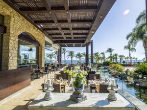 מסעדה או מקום אחר לאכול בו ב-Olympic Lagoon Resort Paphos