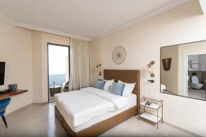 TV a/nebo společenská místnost v ubytování Amirey Hagalil Boutique Hotel