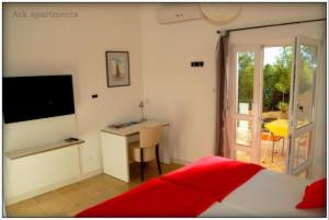 TV a/nebo společenská místnost v ubytování Comfy Apartments next to the beach