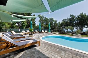 Bazén v ubytovaní Beach Apartments in Stobrec alebo v jeho blízkosti