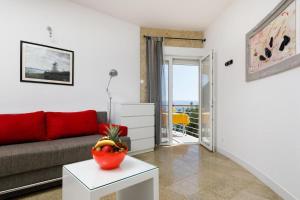 Posezení v ubytování Cozy apartment for 3 adults next to the beach + 2 fotografie