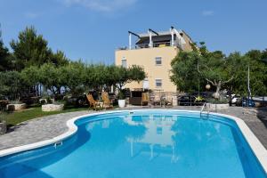 Bazén v ubytovaní Cozy apartment for 3 adults next to the beach alebo v jeho blízkosti