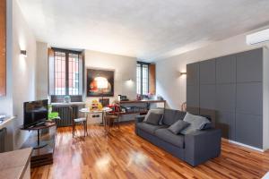 un soggiorno con un divano e un tavolo di Il Garbo Apartments and Suite a Verona