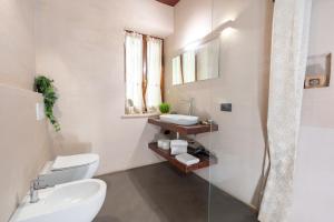 un bagno con wc, lavandino e doccia di Il Garbo Apartments and Suite a Verona Altre 42 foto