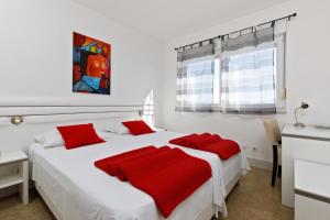 Postel nebo postele na pokoji v ubytování Beautiful Apartments with a balcony next to the beach