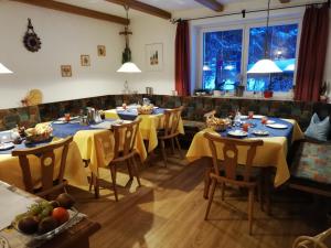 A restaurant or other place to eat at Pension Tannheim