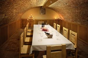 a dining room with a white table and chairs at Záviš z Falkenštejna in Hluboká nad Vltavou