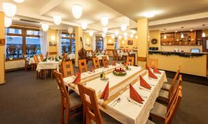 uma grande sala de jantar com mesas e cadeiras em Záviš z Falkenštejna em Hluboká nad Vltavou